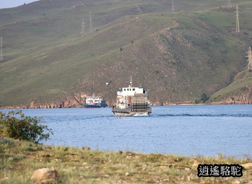 夕陽下渡輪駛往奧利洪島的胡日爾村-俄羅斯駱駝