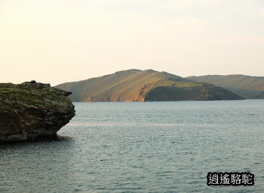 夕陽下渡輪駛往奧利洪島的胡日爾村-俄羅斯駱駝