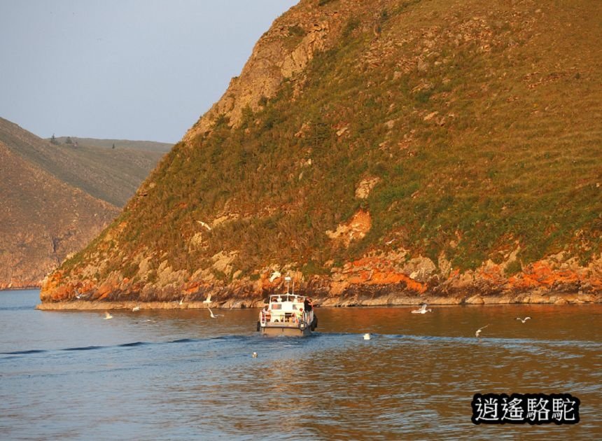 夕陽下渡輪駛往奧利洪島的胡日爾村-俄羅斯駱駝