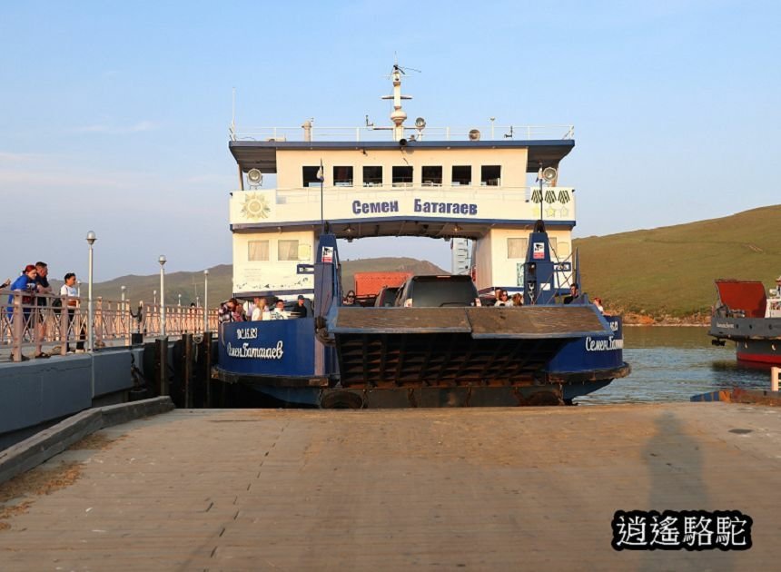 夕陽下渡輪駛往奧利洪島的胡日爾村-俄羅斯駱駝