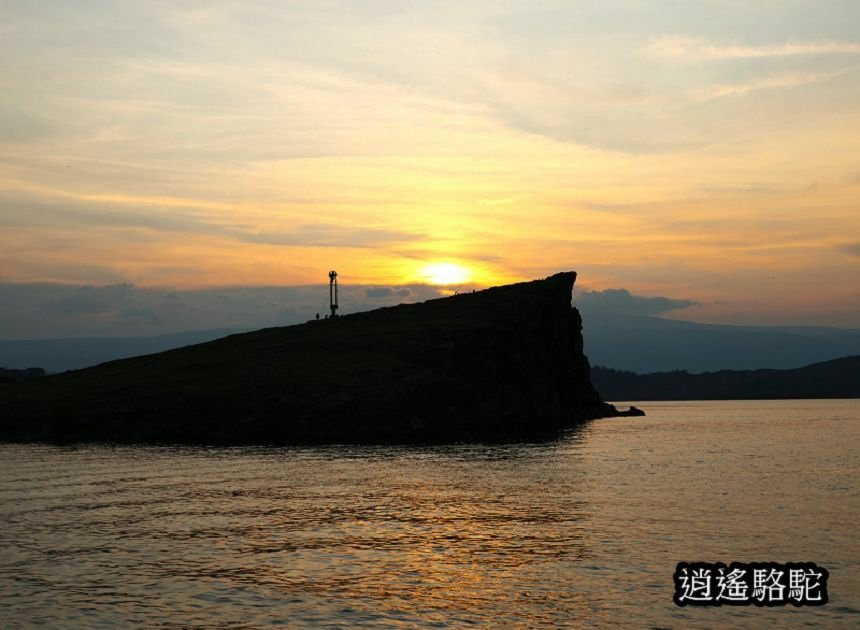 夕陽下渡輪駛往奧利洪島的胡日爾村-俄羅斯駱駝