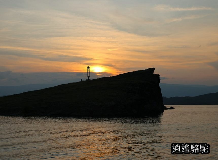 夕陽下渡輪駛往奧利洪島的胡日爾村-俄羅斯駱駝