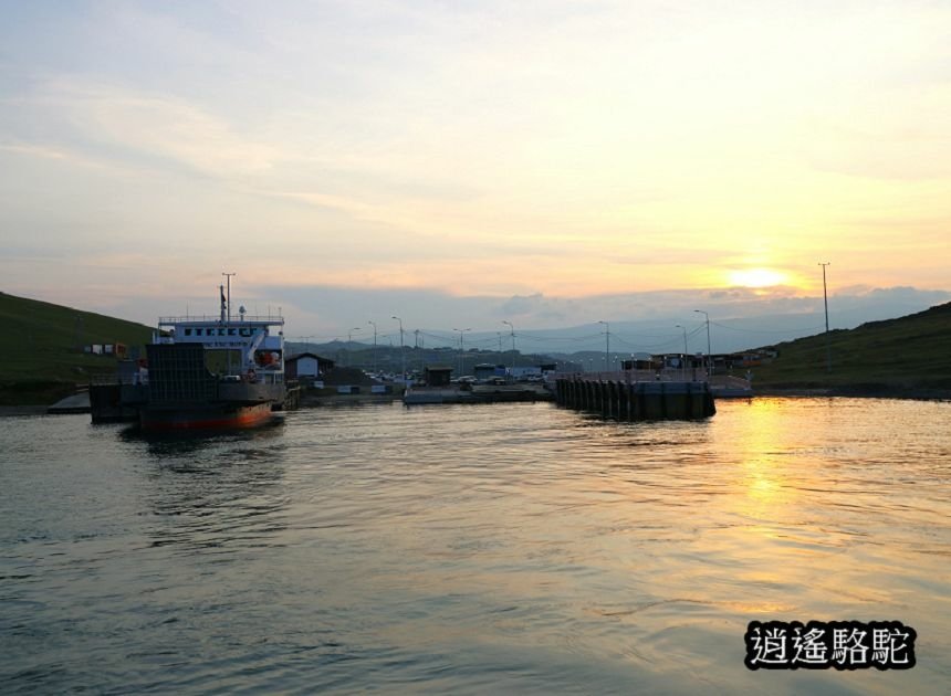 夕陽下渡輪駛往奧利洪島的胡日爾村-俄羅斯駱駝