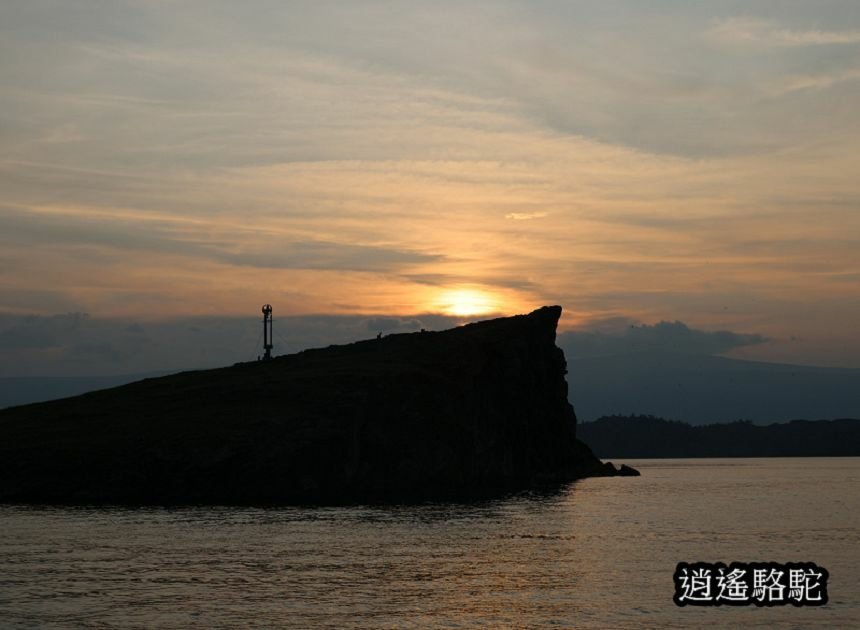 夕陽下渡輪駛往奧利洪島的胡日爾村-俄羅斯駱駝