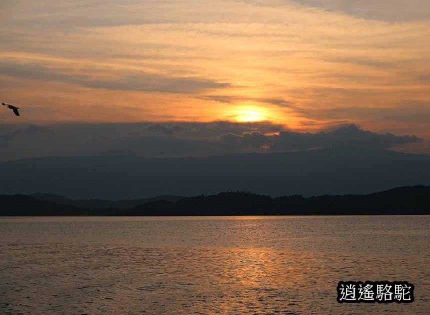 夕陽下渡輪駛往奧利洪島的胡日爾村-俄羅斯駱駝