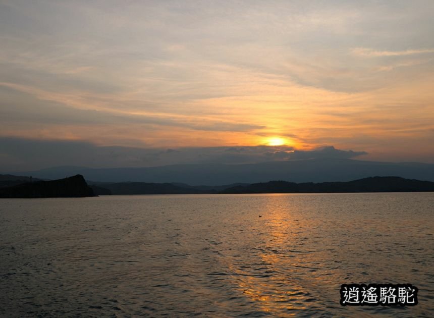 夕陽下渡輪駛往奧利洪島的胡日爾村-俄羅斯駱駝