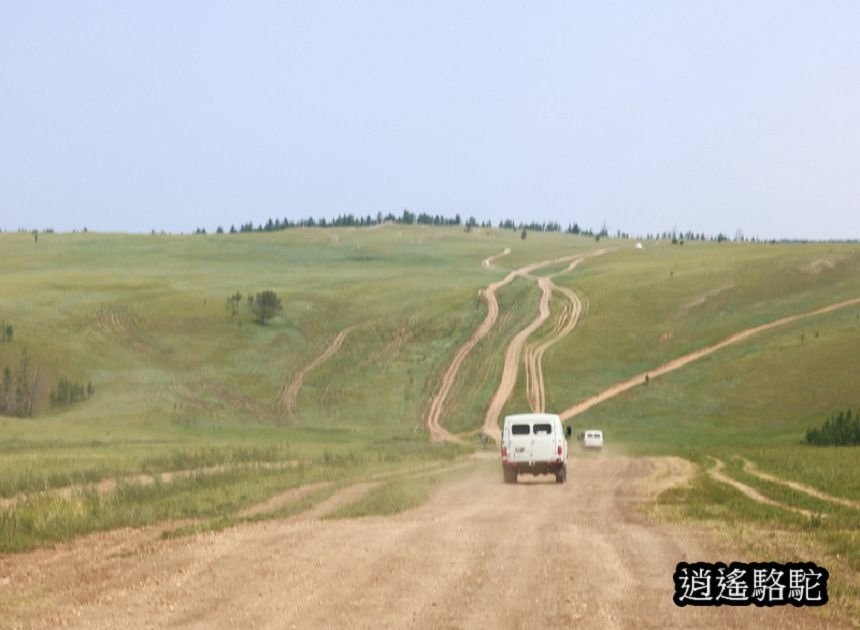 站在三色水延伸砂石的倒影-俄羅斯駱駝