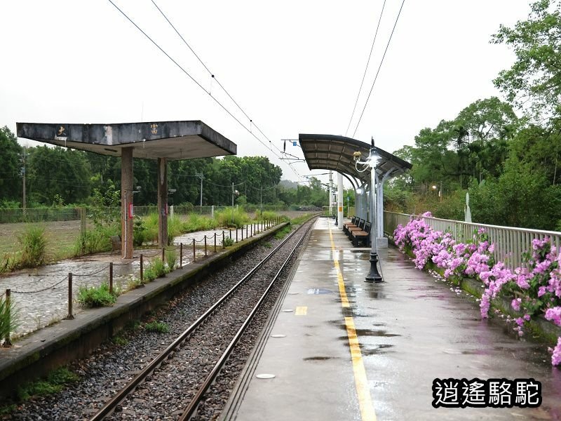 天黑前雨中的大富車站-花蓮駱駝