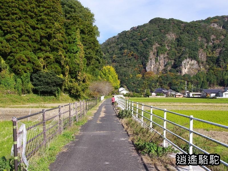 岩洞山の景(耶馬溪自行車道)-日本駱駝