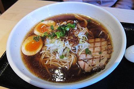 「味玉ラーメン　800円」半熟蛋拉麵