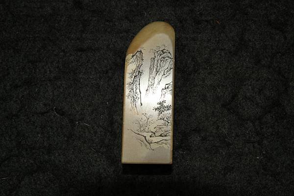 壽山石老性荔枝凍薄意李白「元丹丘山居」方章〔高 7.3∕寬 2.4厘米〕-雕塑：林右熹-重量：107g-150D.JPG