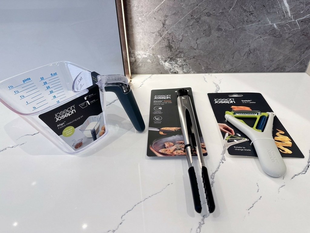 LINE_ALBUM_Joseph Joseph 廚房用品二合一量杯組、翻轉削皮刀、不沾桌矽膠窄口餐夾_241021_1.jpg
