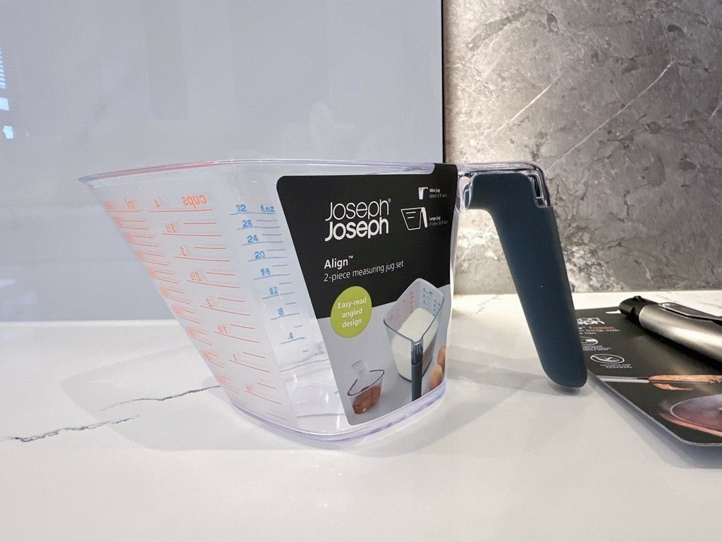 LINE_ALBUM_Joseph Joseph 廚房用品二合一量杯組、翻轉削皮刀、不沾桌矽膠窄口餐夾_241021_2.jpg