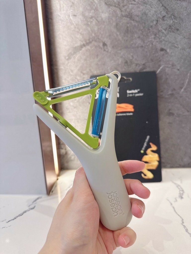 LINE_ALBUM_Joseph Joseph 廚房用品二合一量杯組、翻轉削皮刀、不沾桌矽膠窄口餐夾_241021_10.jpg