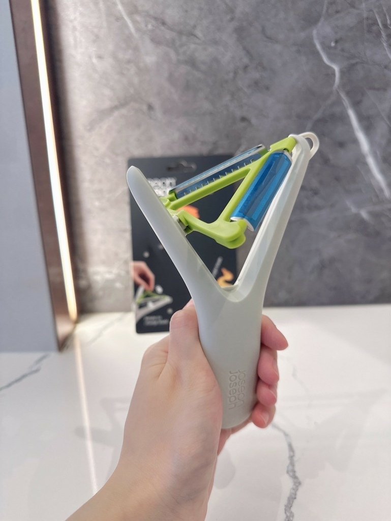 LINE_ALBUM_Joseph Joseph 廚房用品二合一量杯組、翻轉削皮刀、不沾桌矽膠窄口餐夾_241021_11.jpg