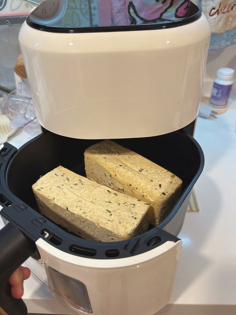 LINE_ALBUM_垂涎含淚香蒜奶油金磚 蛋就醬時尚輕食_250505_4.jpg
