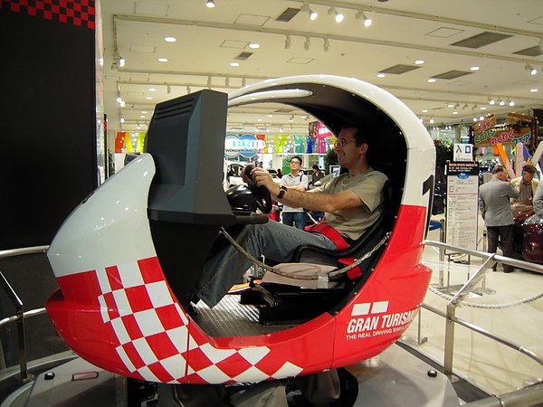 也有小型賽車~~不用錢喔~~