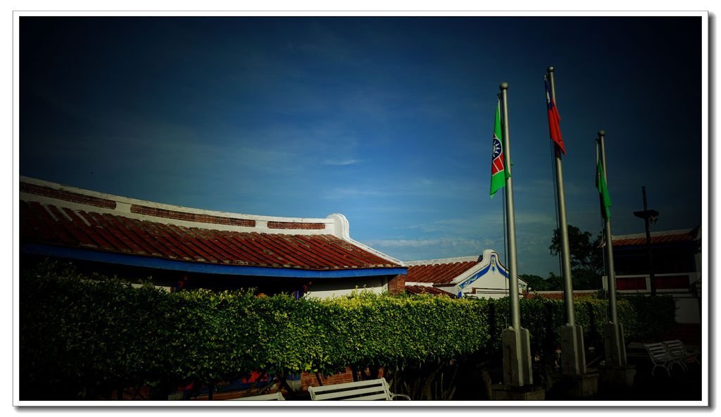 5.國旗與團旗在大地上藍天裡佇立著.jpg