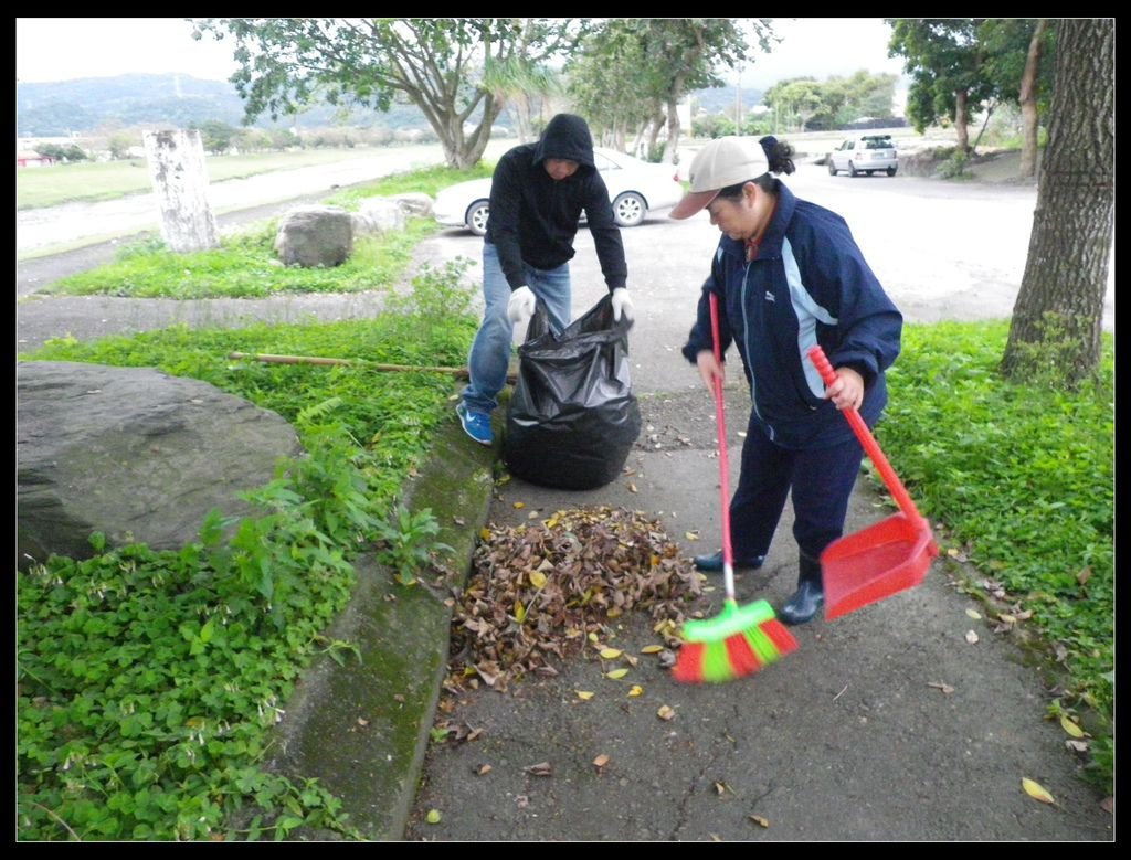 003.林啟後總幹事率隊大家分工合作，讓路過的鄉親十分感佩。.jpg