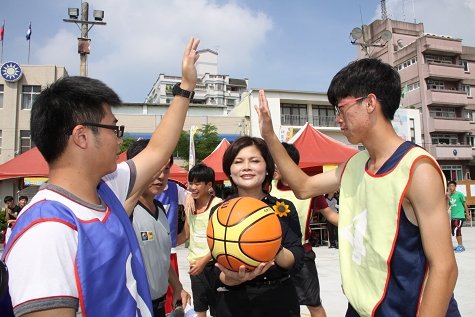 雲林縣救國團張麗善主委舉行開球儀式