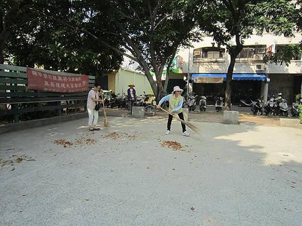 1040118工一隊社區美化-認真掃地中1