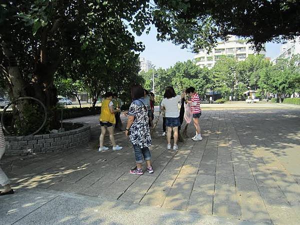 1040104工一隊社區美化-認真打掃中4