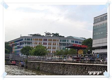 克拉碼頭-很色彩的一棟建築(又忘了導遊說這是什麼建築了)