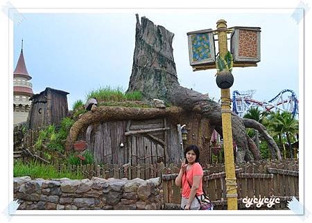環球影城-緊接看完「遙遠王國冒險之旅」後，在史瑞克家前照張...