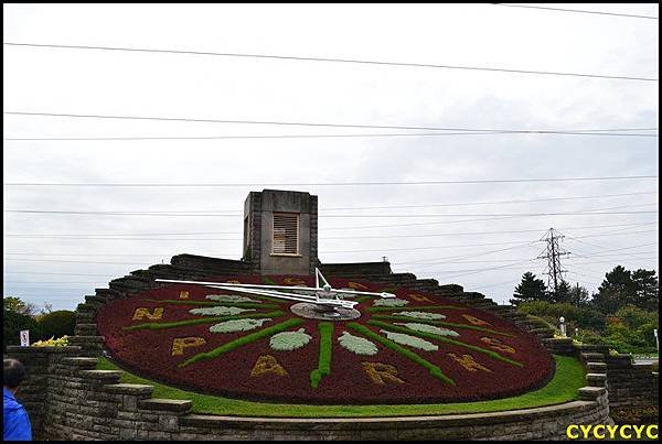 Niagara Parks(尼加拉公園)12英文字母排成一個花鐘.JPG