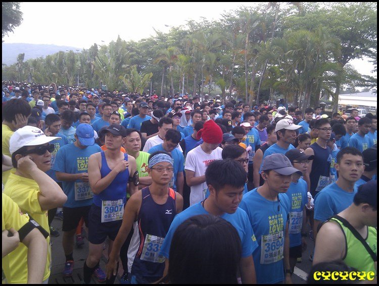 140504Run To Love 春季公益路跑-人數之多至少快10分鐘藍衫軍才全數出發