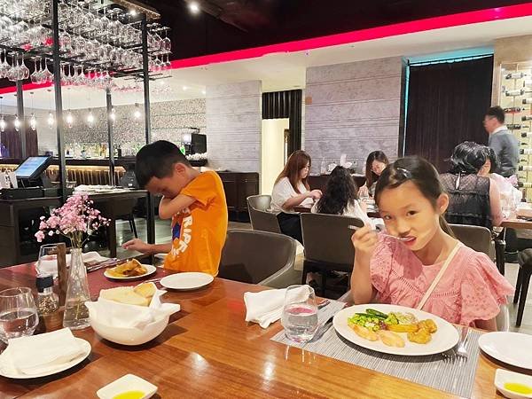 美福乾式熟成牛排館.爸爸生日大餐(從兩人變成四人,荷包失血)