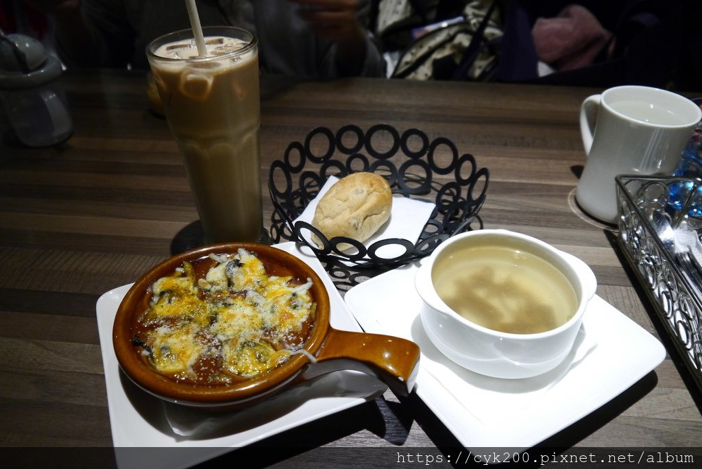 洋城義大利餐廳 套餐的法式牛肉清湯+歐式麵包+香草奶茶.JPG