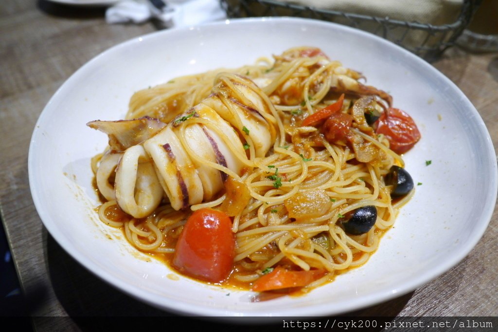 &apos;21 12 04 _05 Cin Cin Osteria請請義大利餐廳慶城店 手釣透抽躺在煙花女上麵 NT$328+10%.JPG