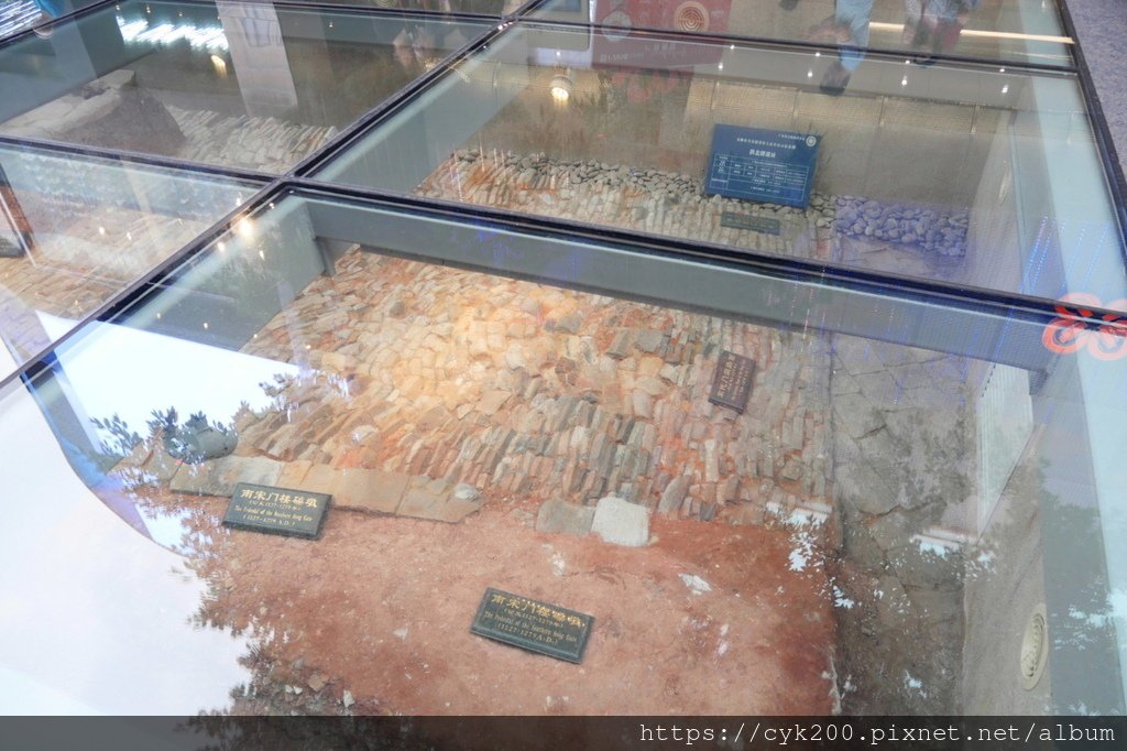 &apos;25 04 11 _093 北京路步行街 千年古樓遺址 南宋門樓磉墩+宋代門洞路面.JPG