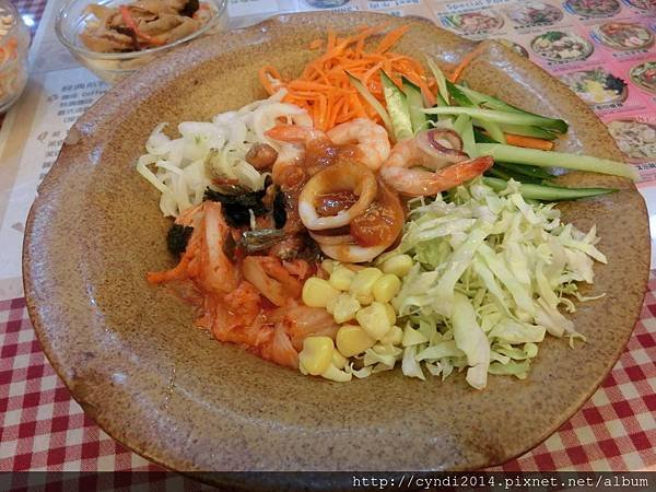 【桃園龍潭】甘泉魚麵 韓式泡菜拌麵 獅城肉骨茶豬肉片麵 涼拌