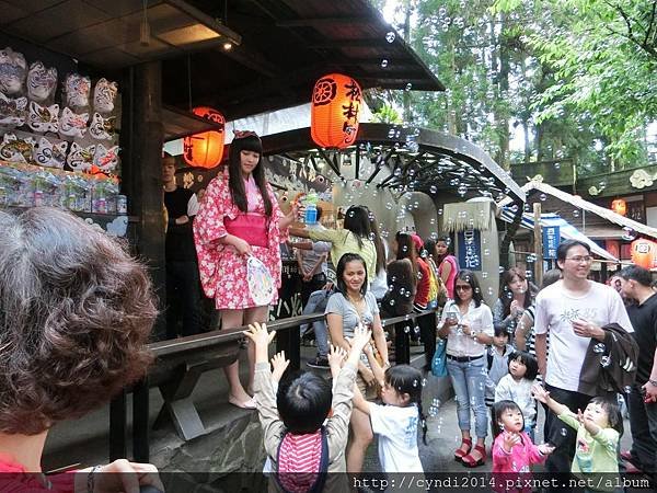 【南投溪頭】妖怪村吃喝玩樂 竹炭抹茶冰淇淋 美少女老闆一口肉