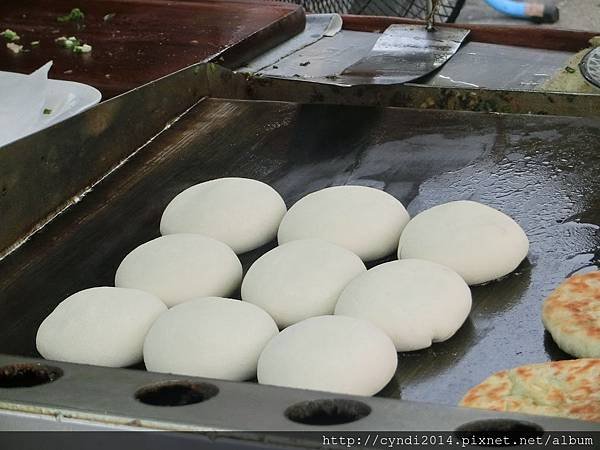 【桃園中壢】超人氣排隊美食日寶蔥油餅 超爆漿餡餅 