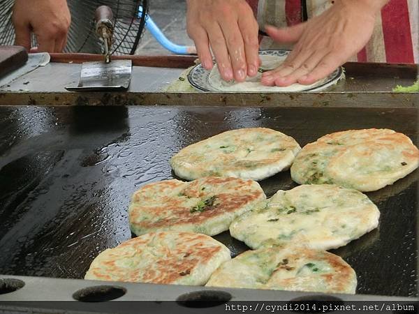 【桃園中壢】超人氣排隊美食日寶蔥油餅 超爆漿餡餅 