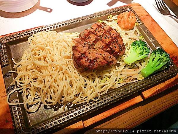 【台中西屯】赤鬼炙燒牛排 逢甲夜市必吃 小菜湯品飲料吃到飽 