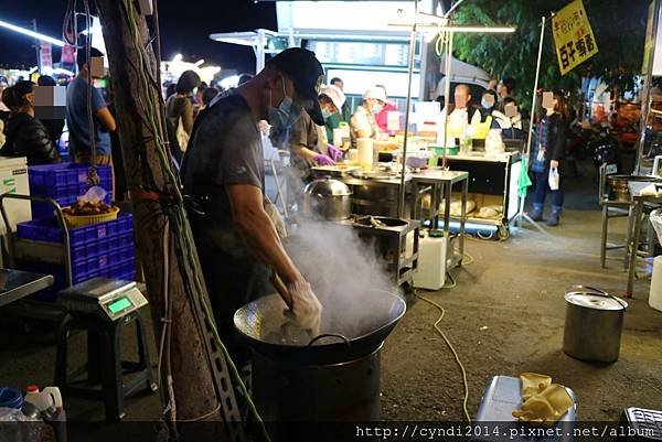 【台中東區】方臉師傅蒜香豆干 三杯米血 旱溪夜市必嚐超人氣小