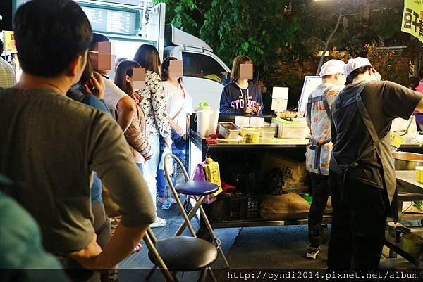 【台中東區】方臉師傅蒜香豆干 三杯米血 旱溪夜市必嚐超人氣小