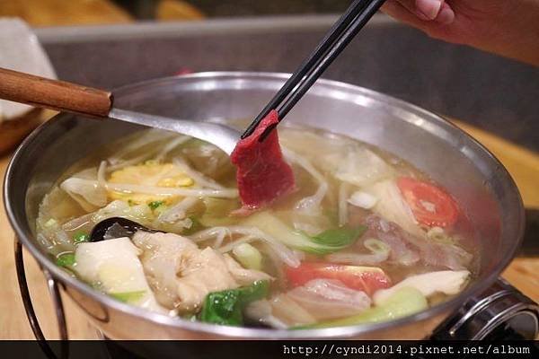 【台中西區】那隻牛 溫體牛肉涮涮鍋 牛肉湯 牛大骨熬製湯頭 