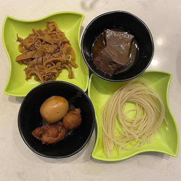 台中｜街喜鍋 時尚迴轉鍋物 菜盤跟主食可以吃到飽的平價火鍋