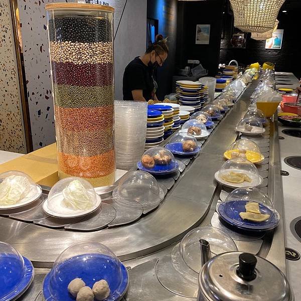 台中｜街喜鍋 時尚迴轉鍋物 菜盤跟主食可以吃到飽的平價火鍋