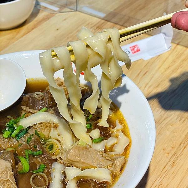 台北｜洪師父牛肉麵 台北中山區美食🍜連續五屆的冠軍牛肉麵 附