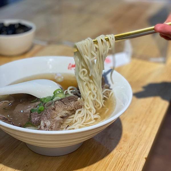 台北｜洪師父牛肉麵 台北中山區美食🍜連續五屆的冠軍牛肉麵 附