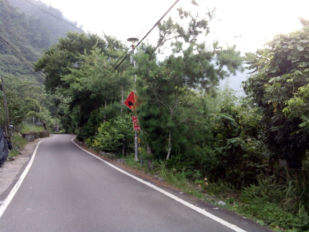 裡冷部落道路 下去吊橋的小路