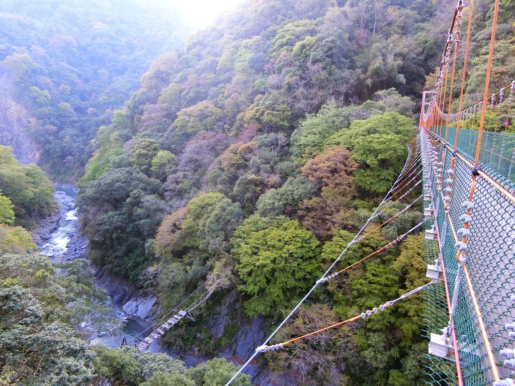 平和吊橋下舊吊橋