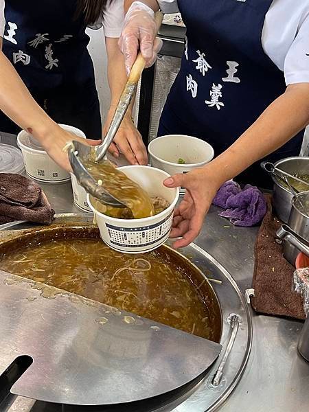 火爆！台中美食。水湳中央公園美食 王爺王肉羹