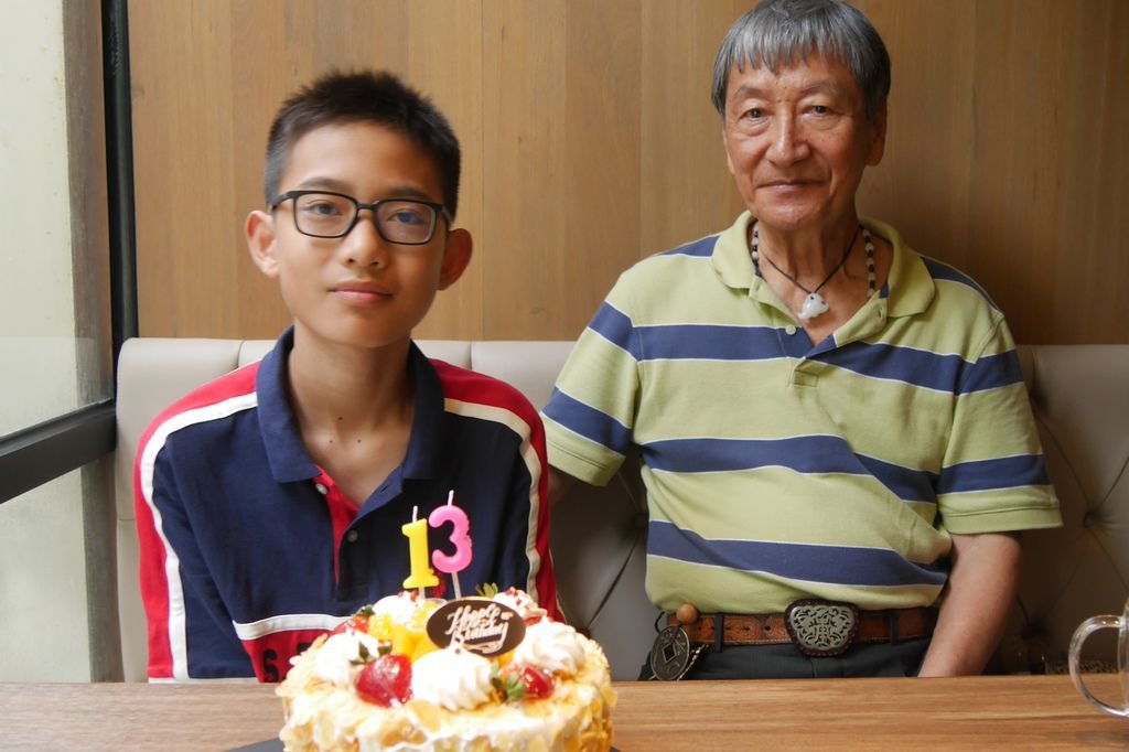 13歲生日吃蛋糕(12y11m)